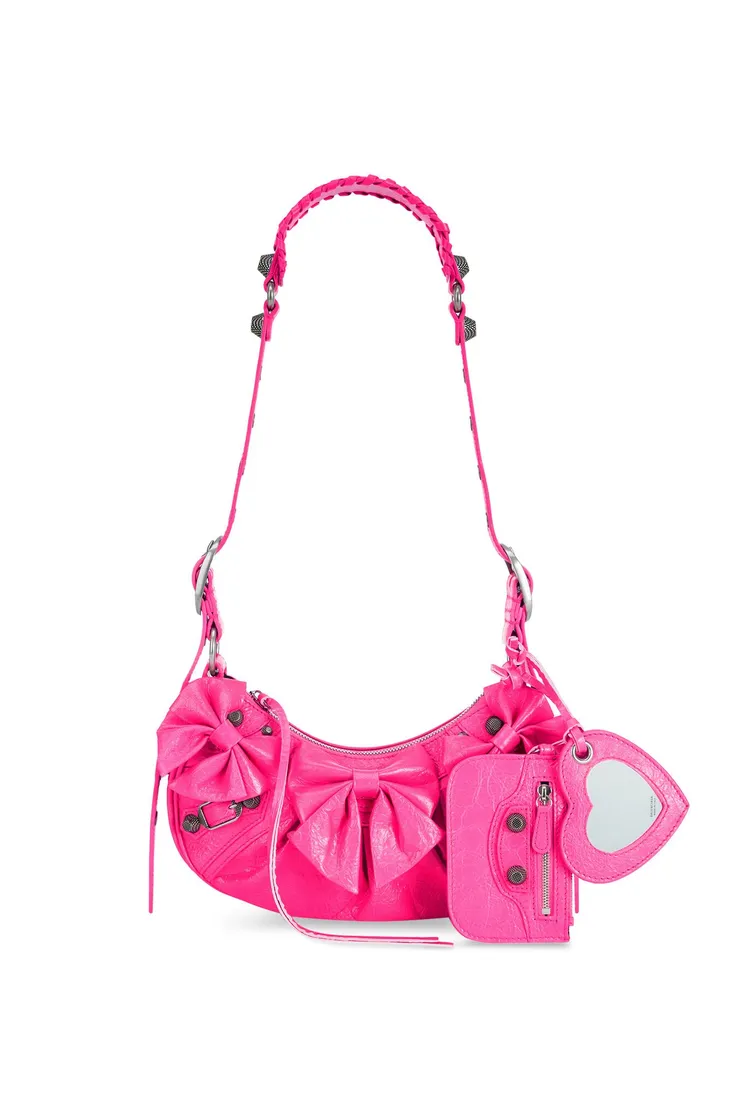 Le Cagole XS螢光粉紅蝴蝶結裝飾肩背包，8萬7500元。品牌提供
