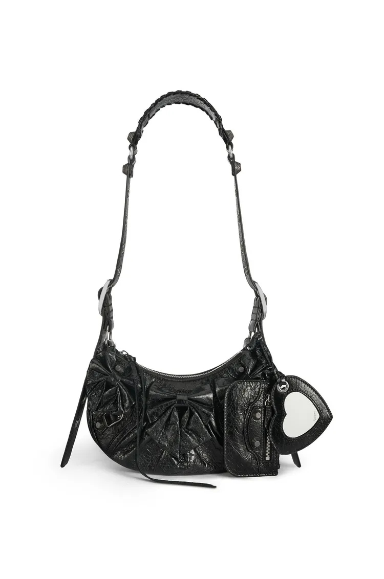 Le Cagole XS黑色蝴蝶結裝飾肩背包，8萬7500元。品牌提供