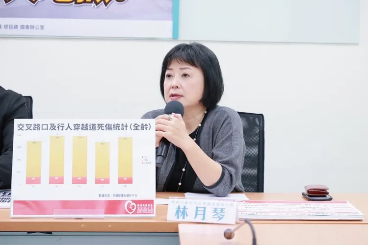 林月琴指道路環境複雜度比20年前更高，法規應逐年更新修正。民眾黨提供