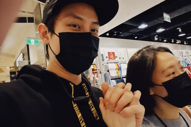 范少勳（左）與太太Lucy。翻攝fan82114 IG