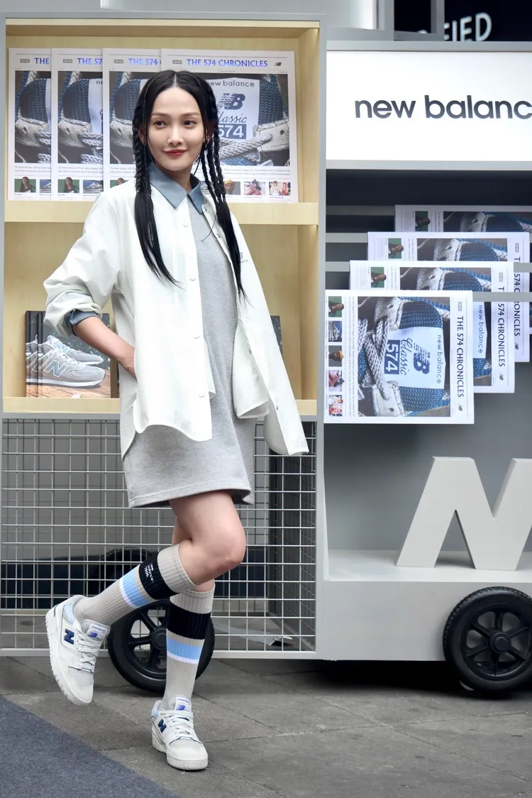 林映唯以550鞋款搭配棉質洋裝，相當輕鬆俏麗。林林攝