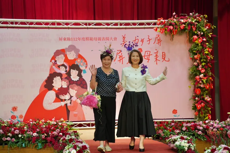 周春米縣長請母親也出席表揚活動。屏縣府提供