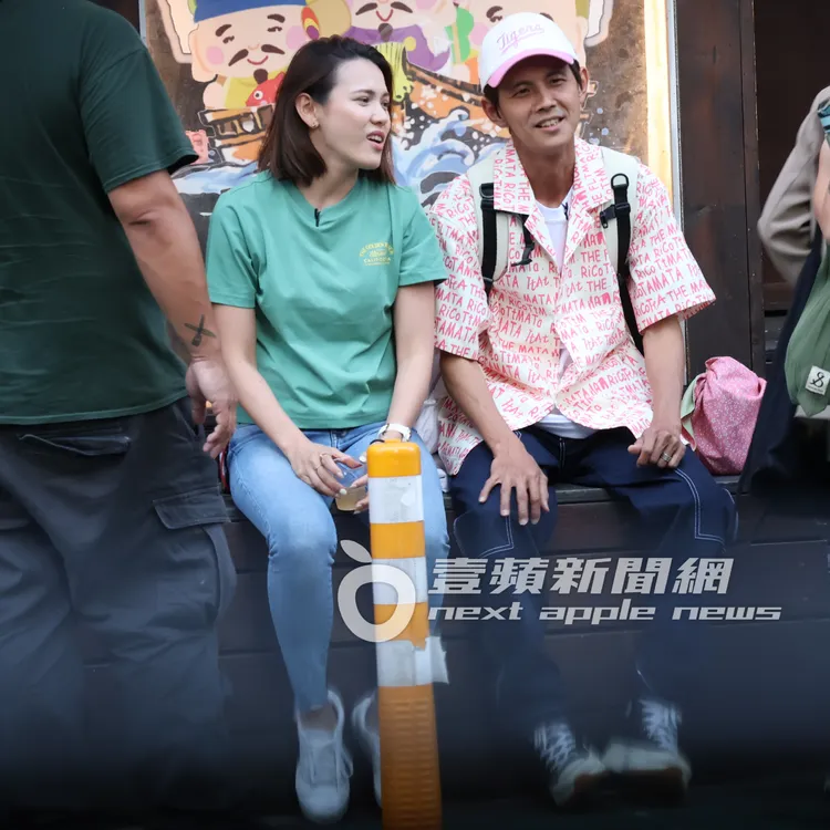 先不管小甜甜跟謝忻！阿翔（右）又跟「混血妹」坐在路邊談心。特勤中心攝