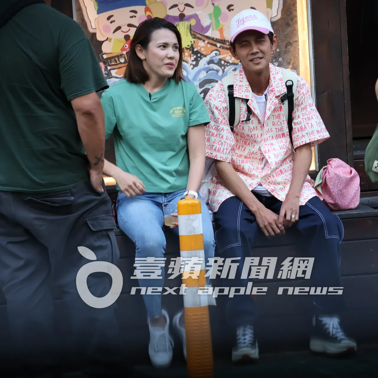 阿翔（右）瞇眼睛和「混血妹」潔絲坐在路邊聊天，搞笑樂開懷。特勤中心攝