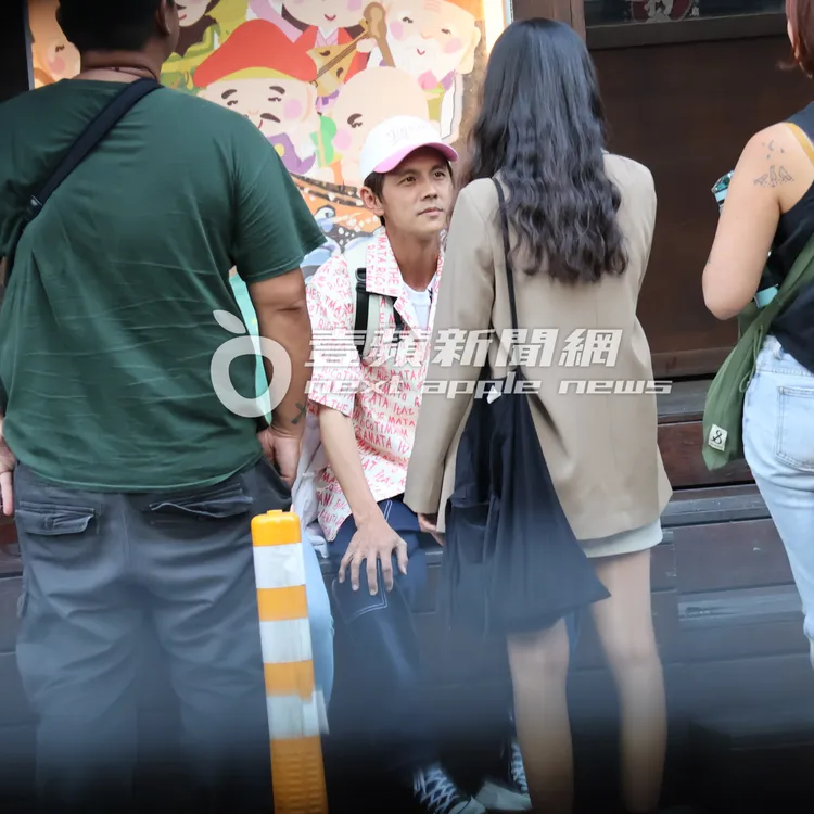 阿翔（中）坐在路邊休息，仔細聆聽「混血妹」潔絲說話。特勤中心攝
