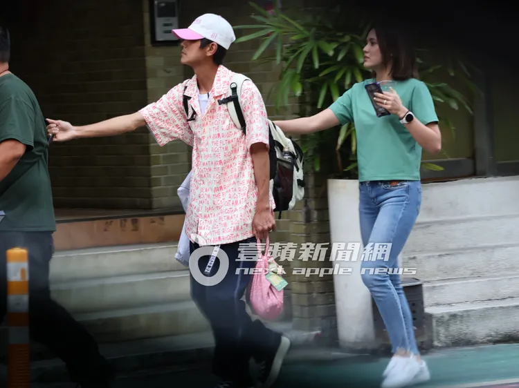 「混血妹」潔絲（右）累翻，緊牽著阿翔的背包繼續走路。特勤中心攝