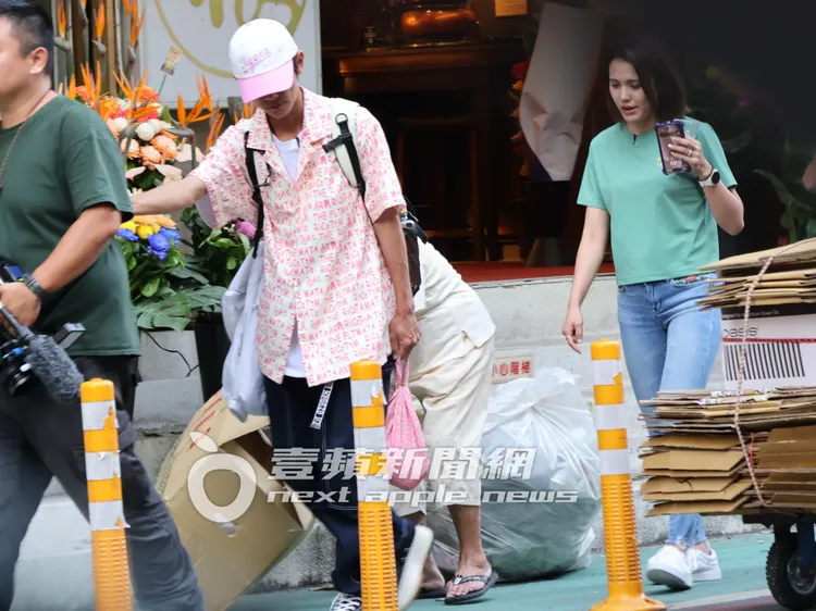 「混血妹」潔絲（右）手拿飲料和手機，緊跟在阿翔身後。特勤中心攝