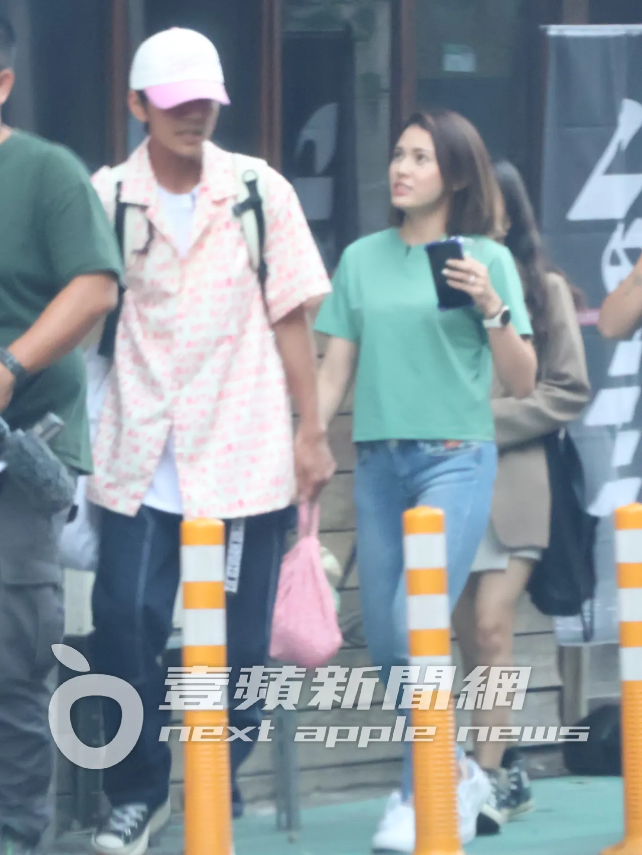 阿翔（左）又跟「混血妹」潔絲，肩並肩走在路上談心。特勤中心攝