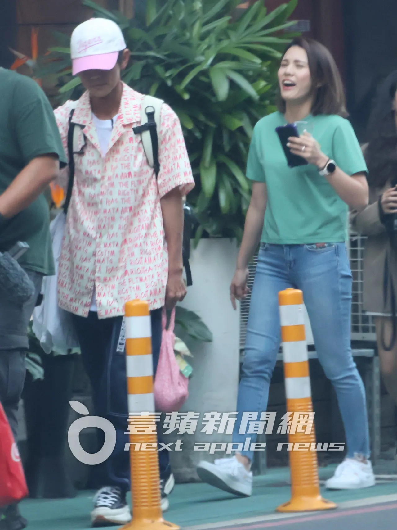 「混血妹」潔絲（右）跟阿翔走在路上笑開懷，交情看起來不錯。特勤中心攝