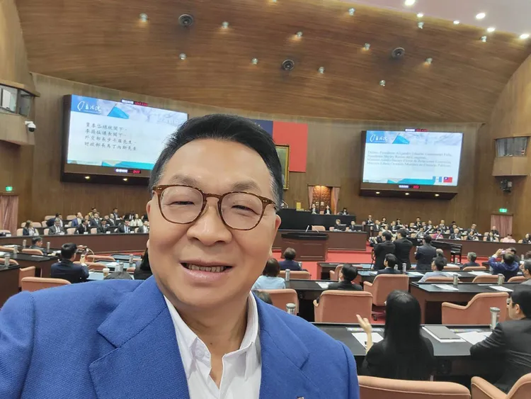 黃國昌指陳歐珀說與曾耀鋒僅有數面之緣、不熟，擺明是說謊。翻攝自陳歐珀臉書