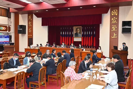 金管會TDR爭議未決　再爆與「im.B」主嫌合影幫背書