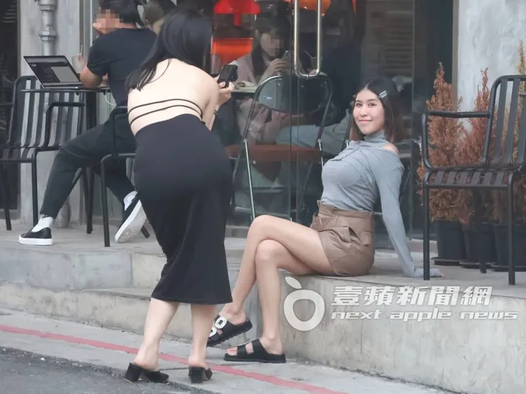 柔柔（右）和肚兜妹雙美在街邊，非常吸睛。特勤中心攝