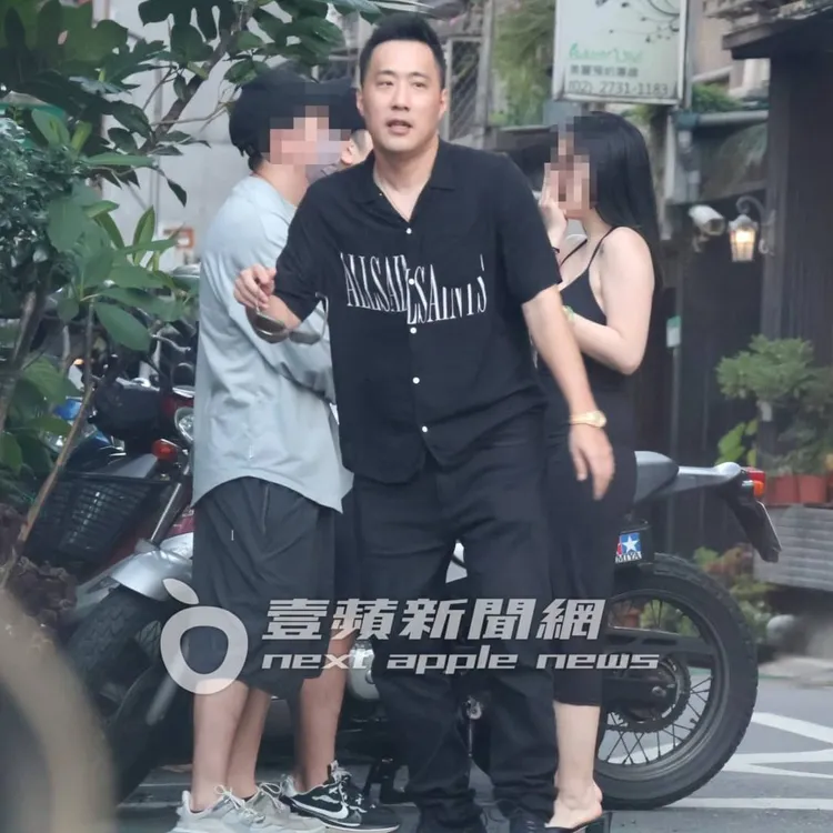 余祥銓拿著墨鏡在手上旋轉玩耍。特勤中心攝