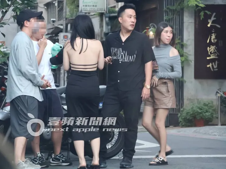 懷孕3個月的柔柔（右）和余祥銓形影不離，一起和肚兜妹喝下午茶。特勤中心攝