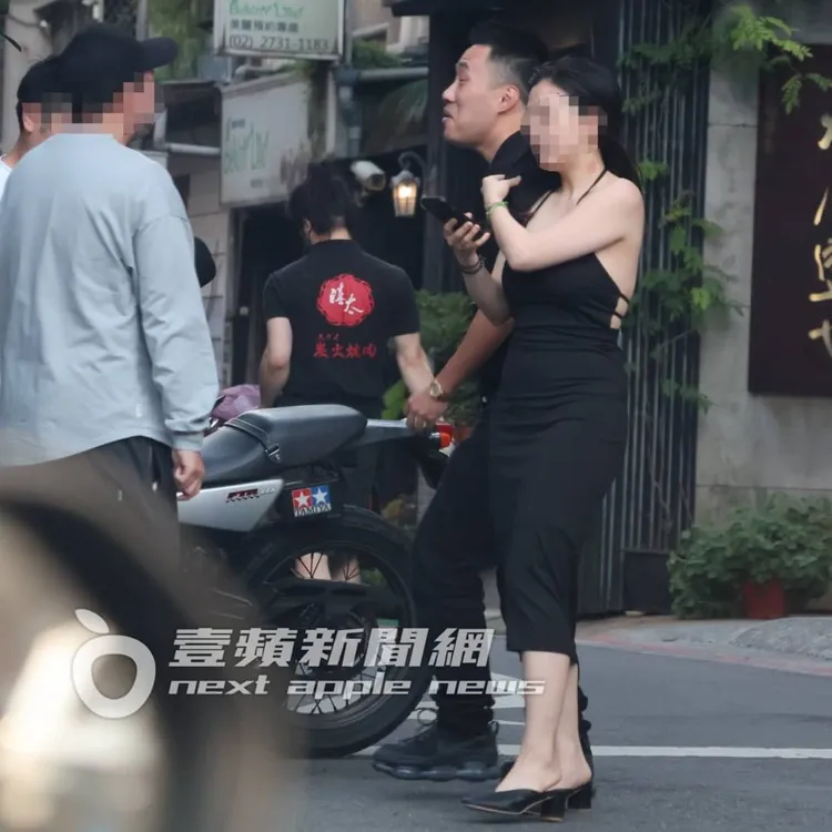 肚兜妹（右）自然地加入余祥銓和友人的談話。特勤中心攝