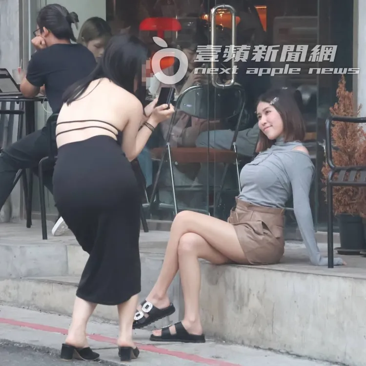 柔柔（右）和肚兜妹為了拍出美照，互相配合。特勤中心攝