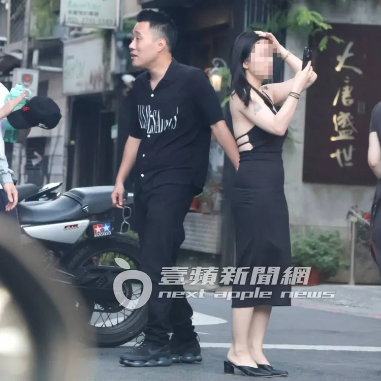 肚兜妹（右）穿著清涼，手上有紋身，頗有個性。特勤中心攝