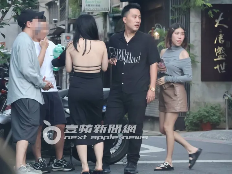 余祥銓（左）、柔柔小倆口心有靈犀，一同看向同一個地方。特勤中心攝