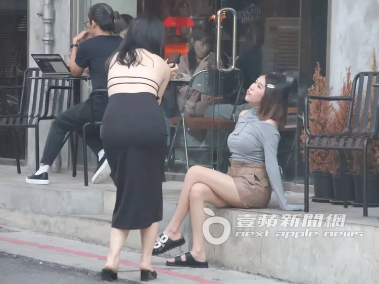 懷孕3個月的柔柔（右）小腹微凸。特勤中心攝
