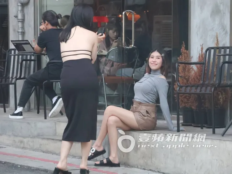 柔柔（右）努力喬出最美的姿勢拍照。特勤中心攝