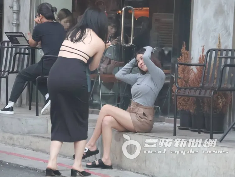 肚兜妹（左）專業拿著相機捕捉柔柔美麗的每個瞬間。特勤中心攝