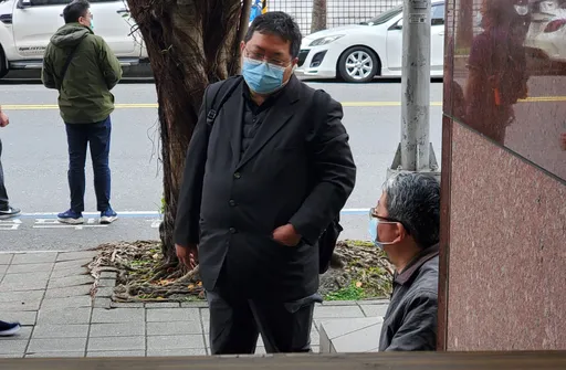 他拿手寫彩券嚷著中大獎!北檢升旗男聽到這3字撲倒他 害斷2肋骨慘了