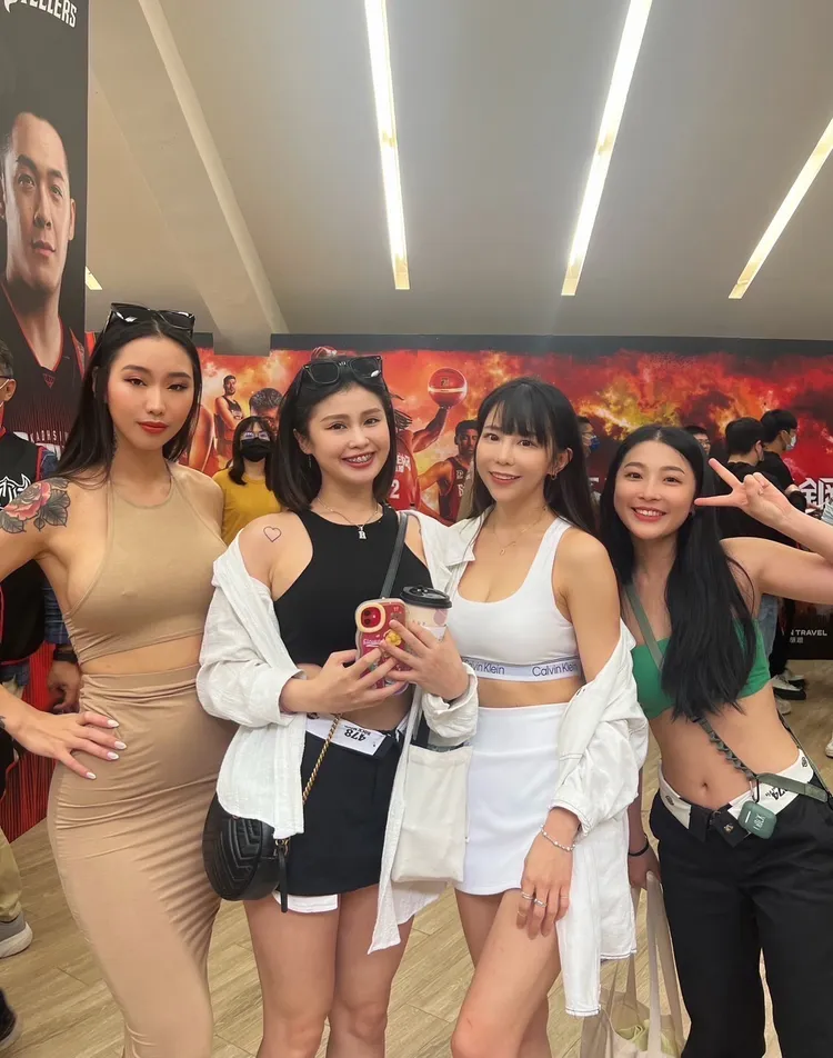 梓梓（右二）率領小雞、虔虔、Lulumi客場觀戰，其中Lulumi疑似激凸。夢想家娛樂提供