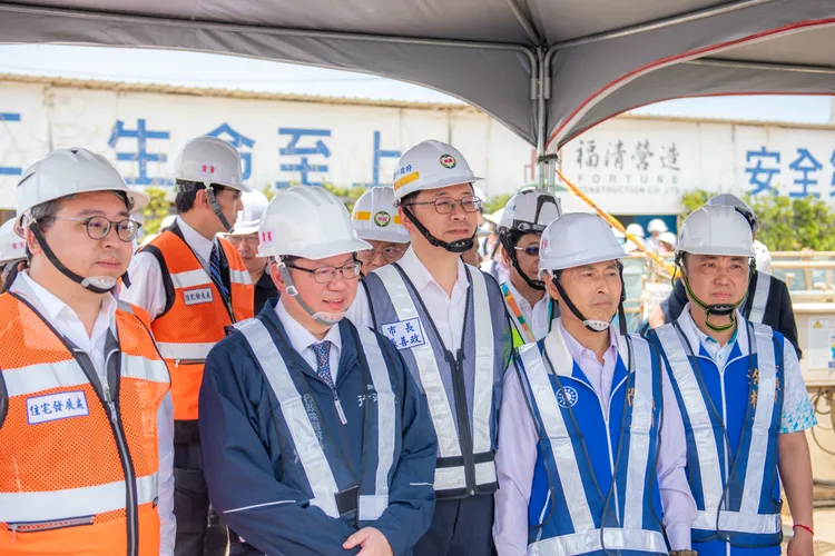 桃園市長張善政今天偕同行政院副院長鄭文燦視察航空城安置住宅工程。桃園市府提供
