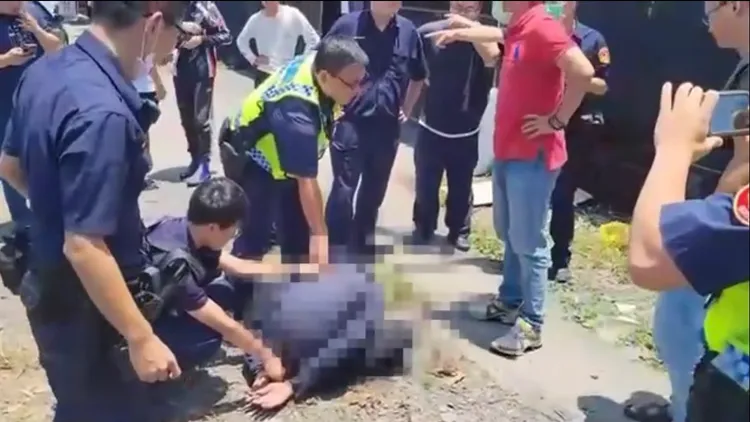 警方在台1線441公里處逮到行兇的30多歲彭姓男子。讀者提供