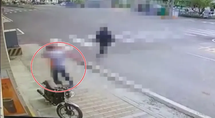 超商店員（紅圈）被剪刀劃傷後，摀著頭走出超商。讀者提供