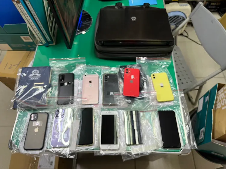 警方查扣手機等物證。蘆竹警分局提供