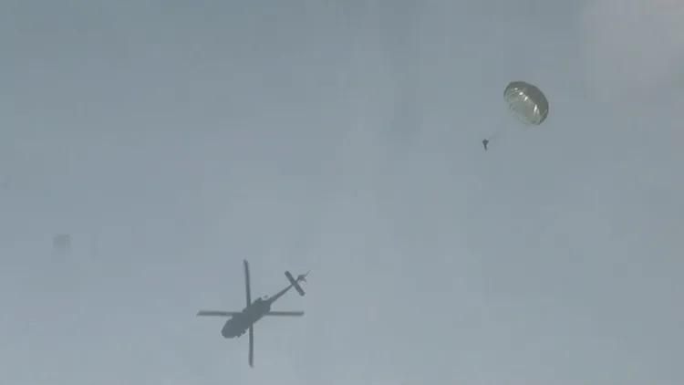 國軍特戰部隊今日進行傘訓。莊全成提供