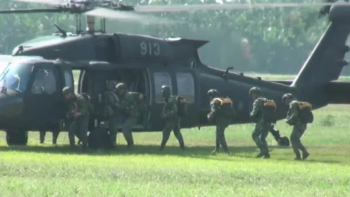 黑鷹出動!防制共軍威脅 國軍傘訓模擬城鎮戰滲透反擊