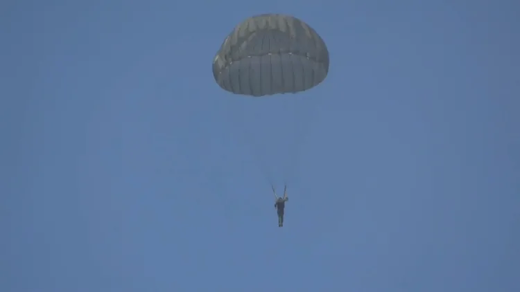 國軍特戰部隊今日進行傘訓。莊全成提供