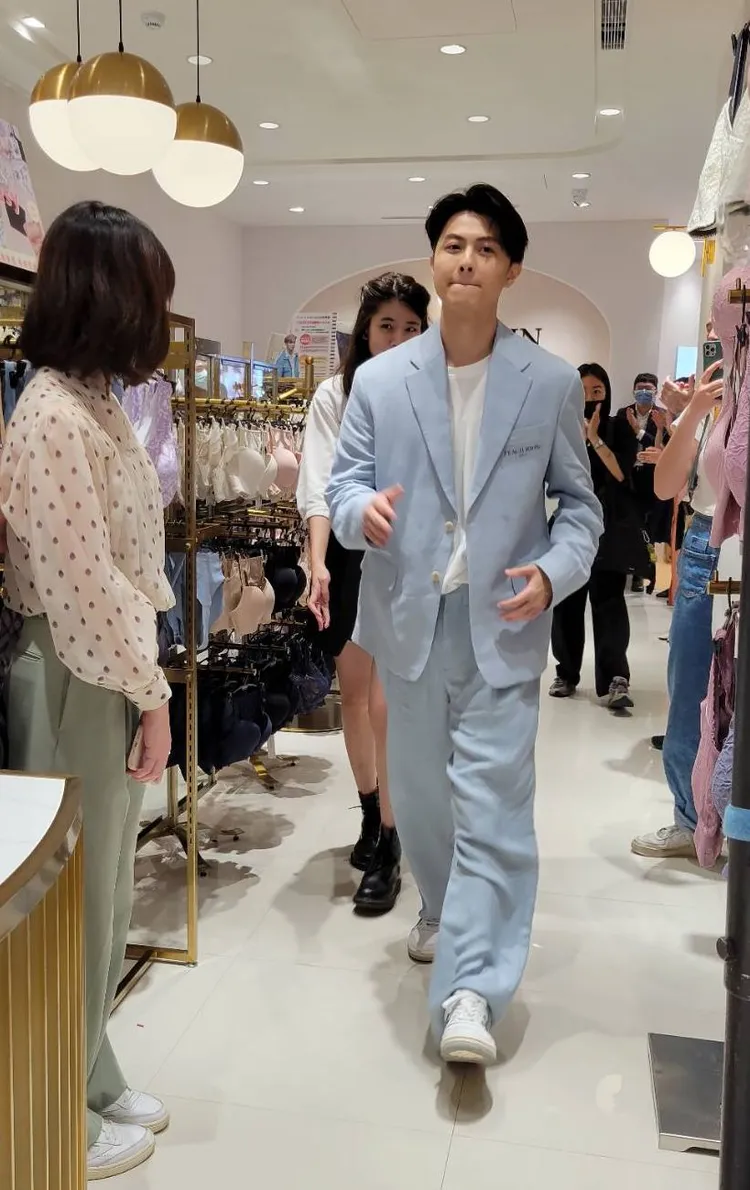 王子帥氣現身。葉文正攝
