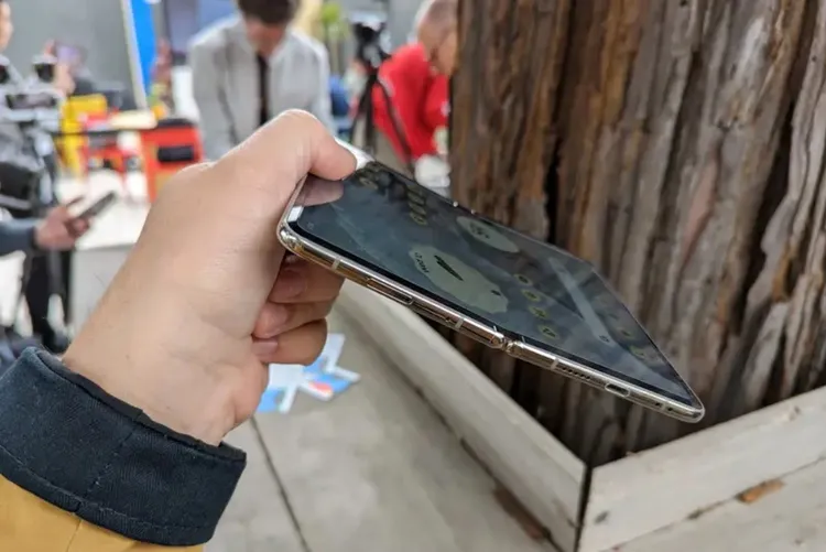 谷歌的摺疊螢幕手機Pixel Fold展開後無法達到180度。翻攝IT之家