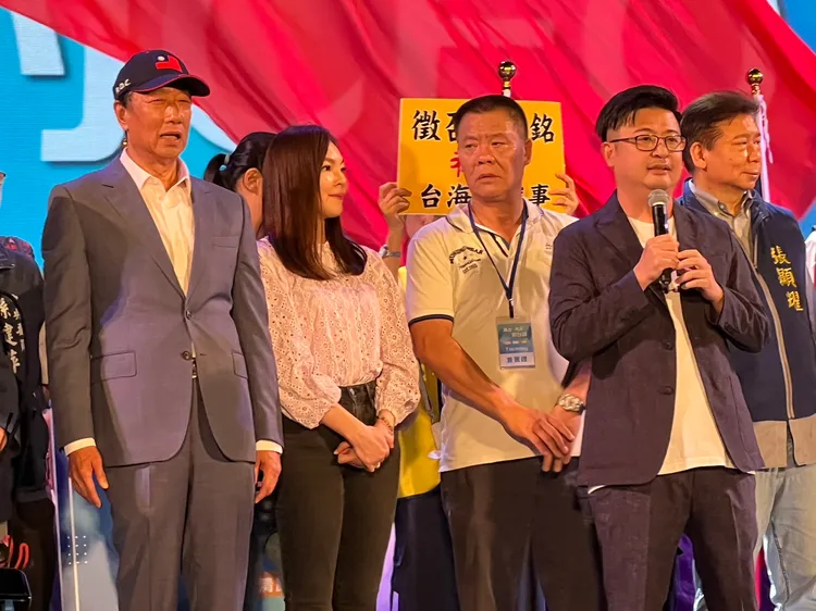 彰化縣議長謝典林（右二）力挺郭台銘。鮮明攝