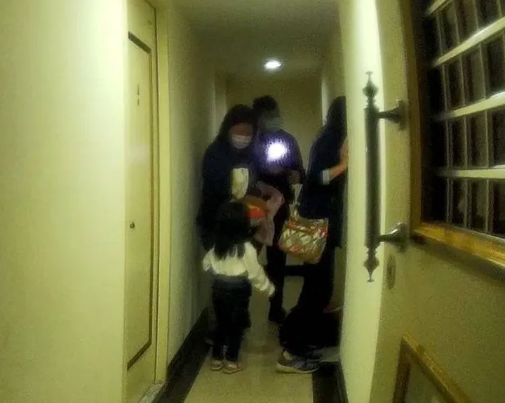 警消和里長到吳家勸說。桃園警分局提供