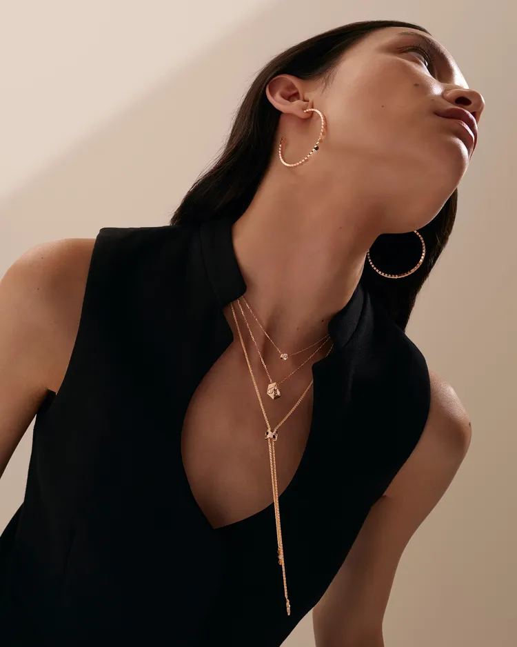 Bee My Love系列新作透過蜂巢衍生的6角形及展現精湛金工的立體蜜蜂圖騰，在傳達品牌鍾情的自然之美外，更延伸出背後蘊藏的濃濃愛意。品牌提供