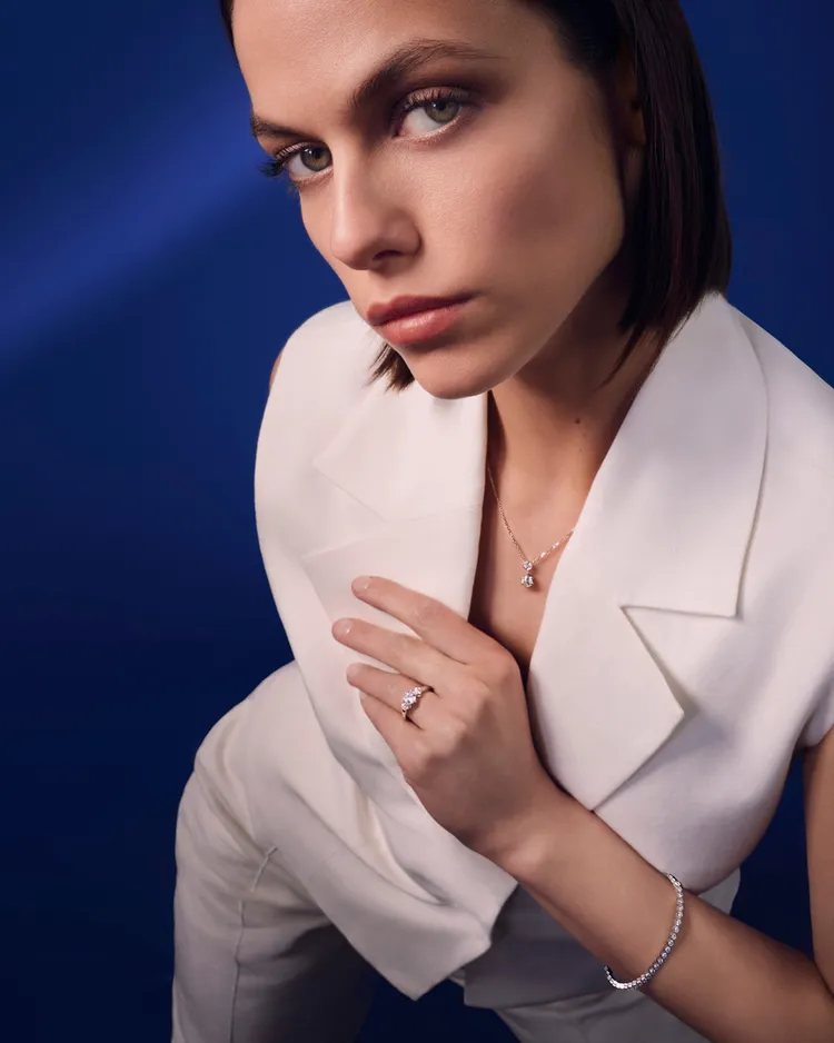 在鏡面拋光打磨和獨特6角形Taille Impératrice皇后式切割鑽石的鑲組下，Bee My Love系列新作優雅綻放耀眼光彩。品牌提供