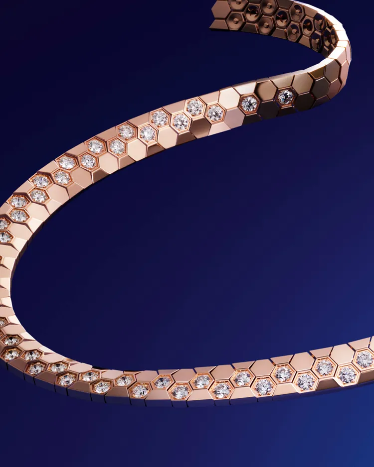 Bee My Love玫瑰金鑽石項鍊，展現了高超的鉸接工藝，打造出如第2層肌膚般的伏貼觸感。品牌提供