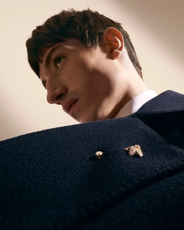 Bee My Love 18K金鑽石胸針，鑲嵌2顆總重0.73克拉6角形Taille Impératrice切割鑽石。品牌提供