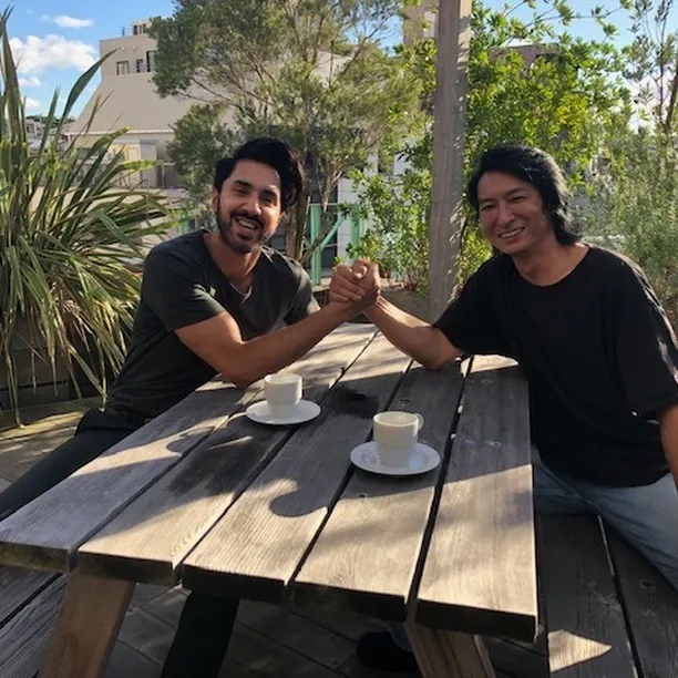 曾寫書爆料的傑尼斯前練習生平本淳也（右），也接受英國BBC記者採訪。翻攝平本淳也IG