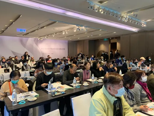 「危老合建楷模」遭地主控坑殺　建商曬大合照回應