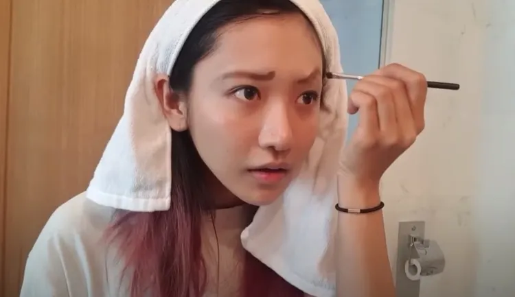 企鵝妹剃毛完後，替自己畫上搞笑眉毛。翻攝自YT頻道「Jinnytty 企鵝妹 윰찌」