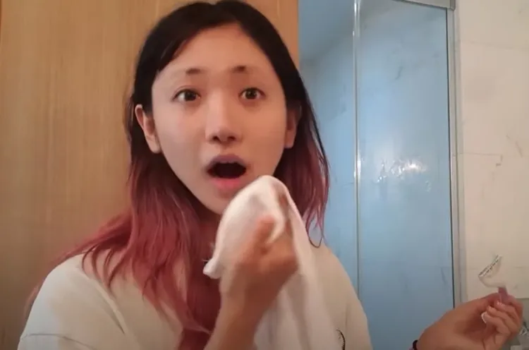 過程中，企鵝妹自己驚呼不斷。翻攝自YT頻道「Jinnytty 企鵝妹 윰찌」