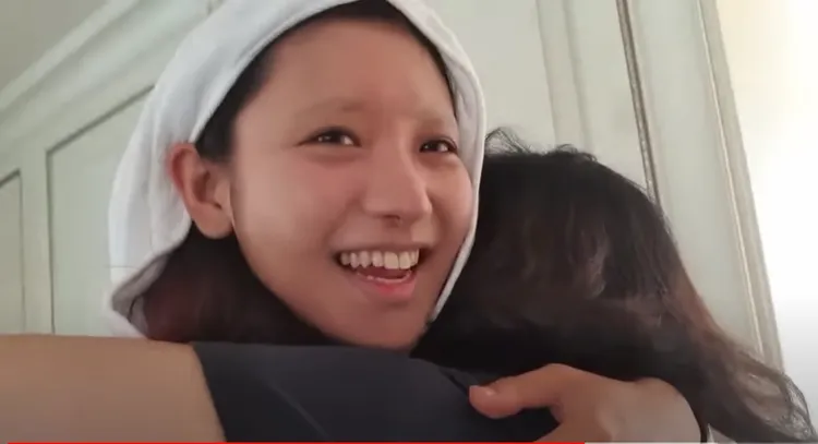 媽媽看到「完工」畫面，給企鵝妹一個大大擁抱。翻攝自YT頻道「Jinnytty 企鵝妹 윰찌」