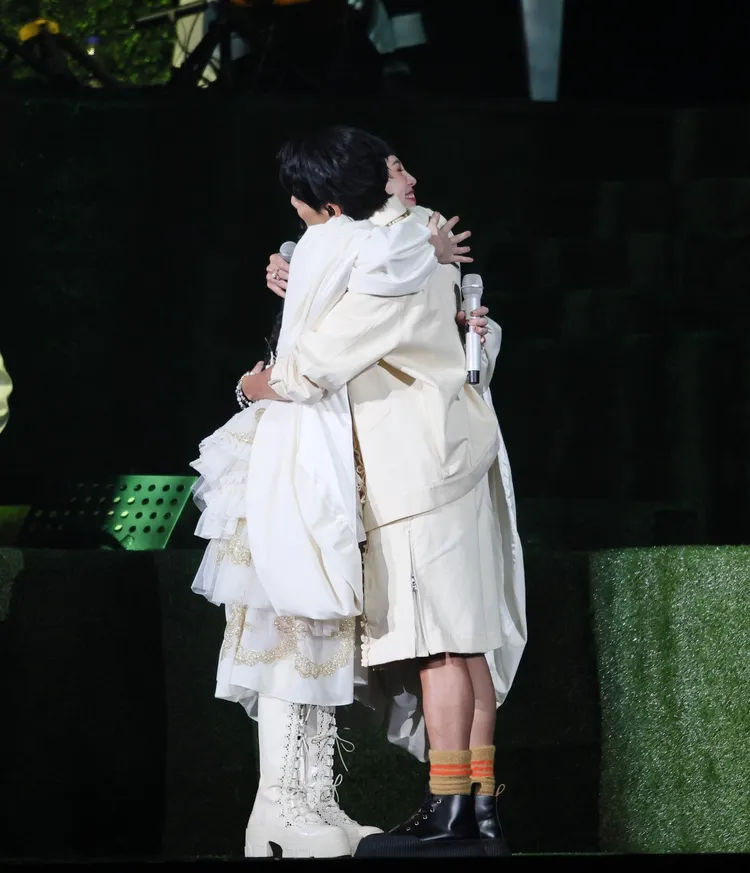 魏如萱與蔡旻佑愛的抱抱。鄭孟晃攝