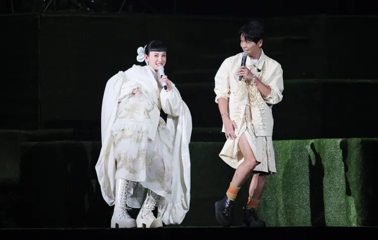 魏如萱（左）想掀蔡旻佑開衩短褲。鄭孟晃攝