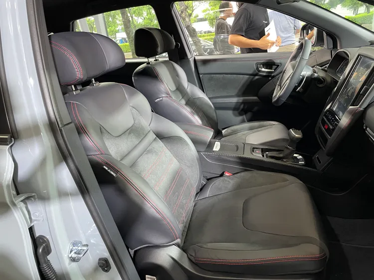 車內換上類麂皮LUXGEN CARE座椅，並搭配代表運動化的紅色縫線。林浩昇攝